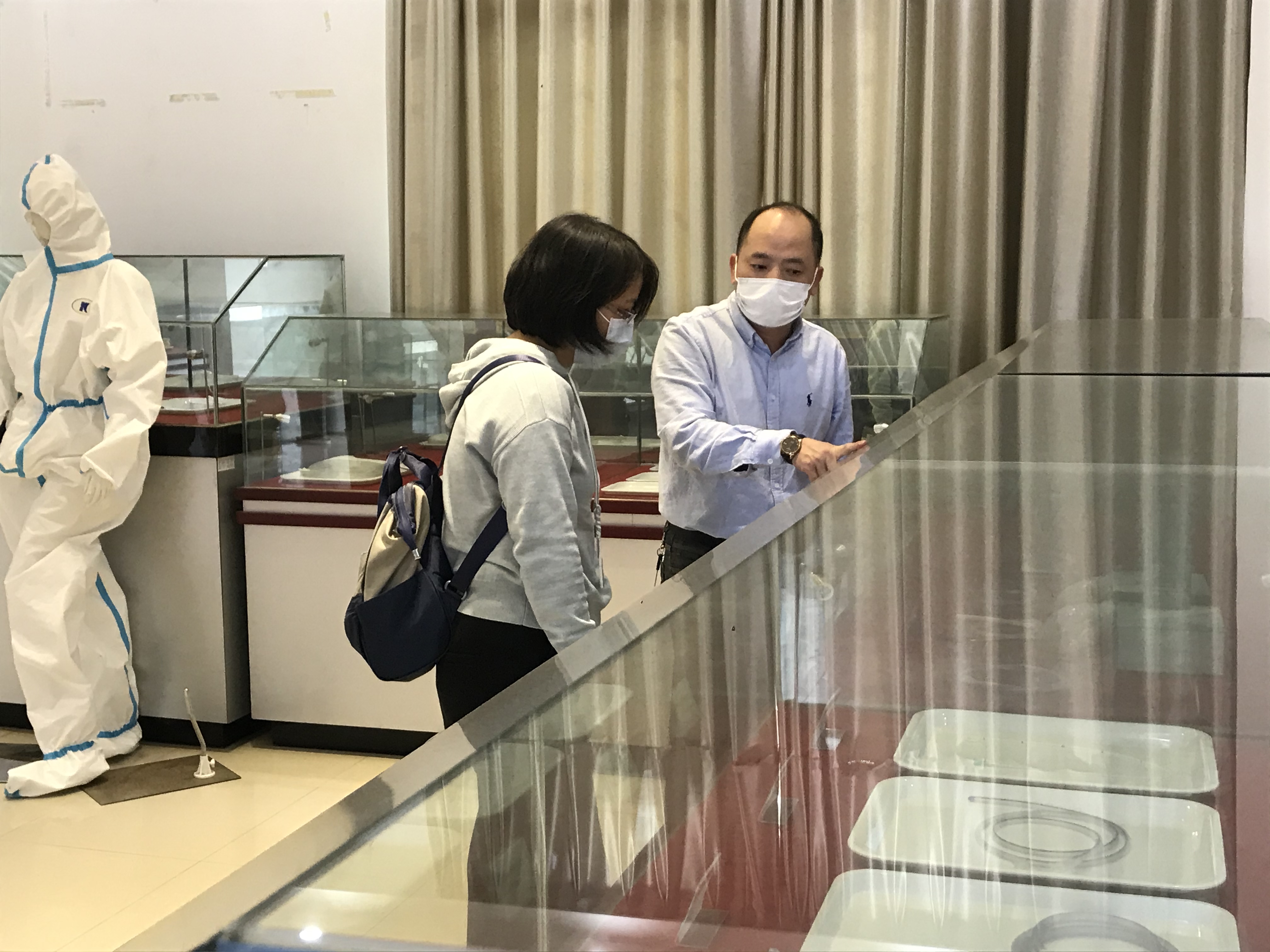 國家藥監(jiān)局人事司鄭彥棠主任今天下午來我們公司調(diào)研看醫(yī)用防護(hù)服生產(chǎn)情況