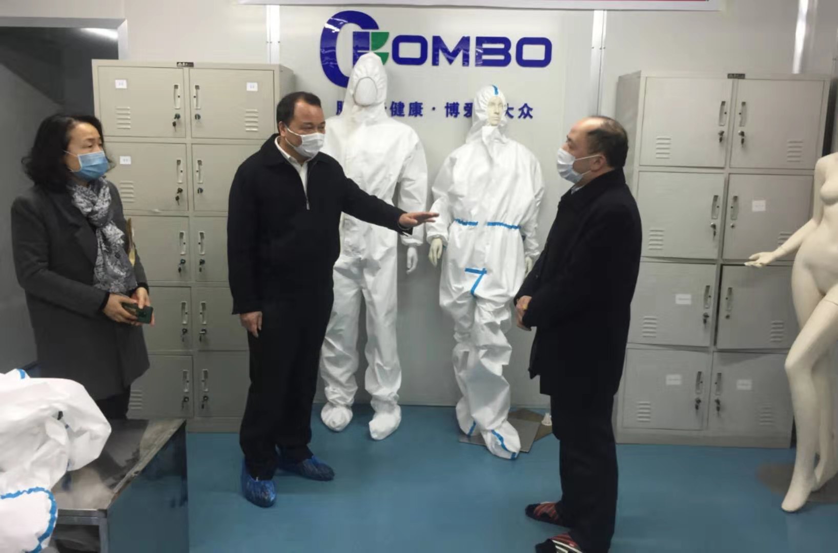 疫情當(dāng)前，福建省市場(chǎng)監(jiān)督管理局副局長(zhǎng)、福建省藥品監(jiān)督管理局局長(zhǎng)俞開海來我司指導(dǎo)檢查醫(yī)用防護(hù)服生產(chǎn)工作